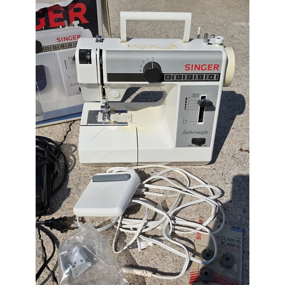 Singer Featherweight 322 Sewing Machine Compact‎ Free Arm Zig Zag Box bobbins